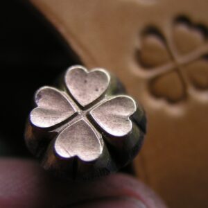 014-12 Čtyřlístek razidlo do kůže