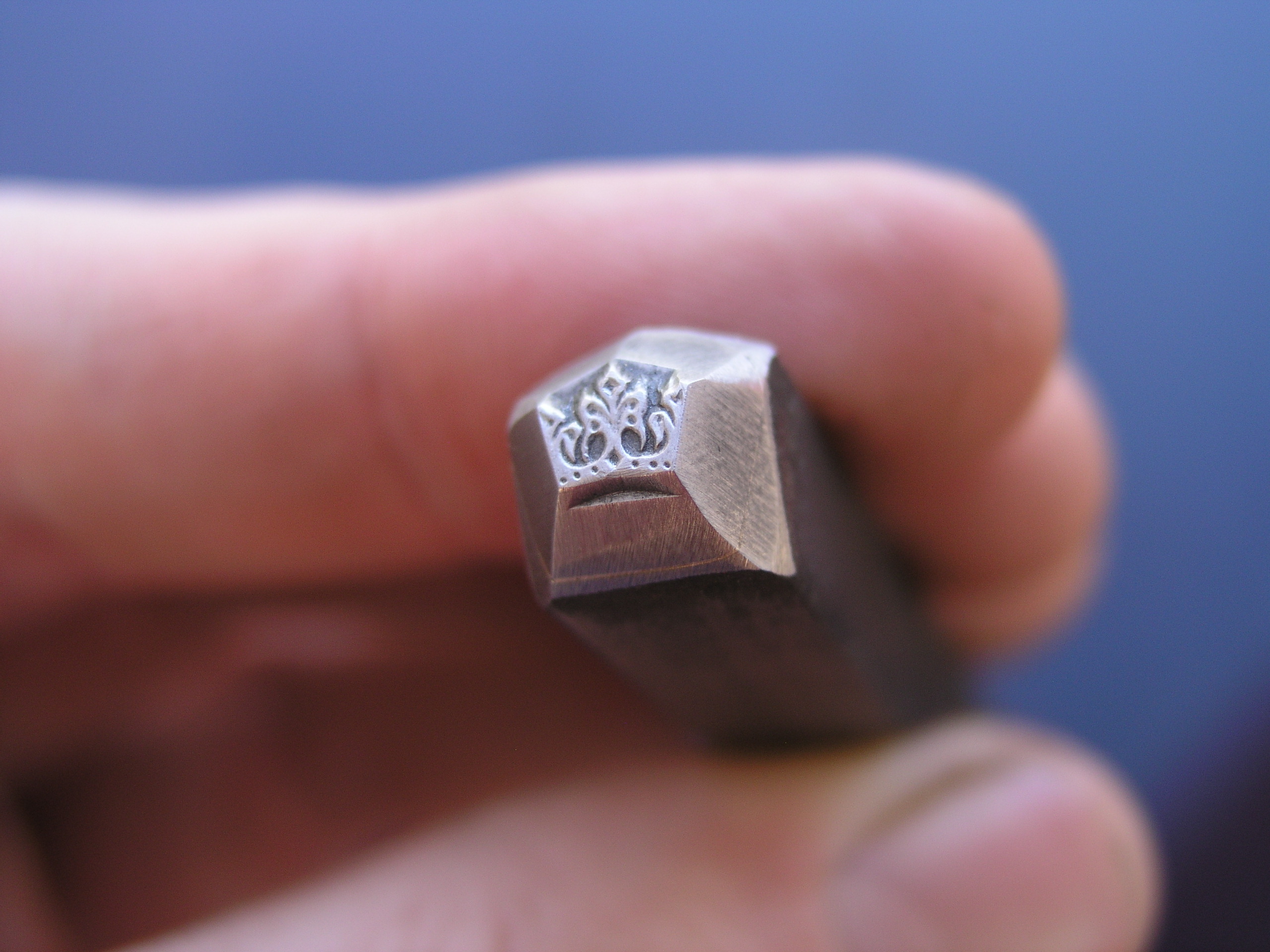 Královská koruna razidlo do kovu