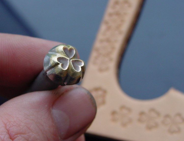 016-06 3 spojená srdce razidlo