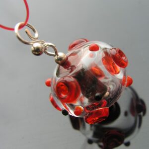 Stříbrný přívěsek s dutou vinutou perlou