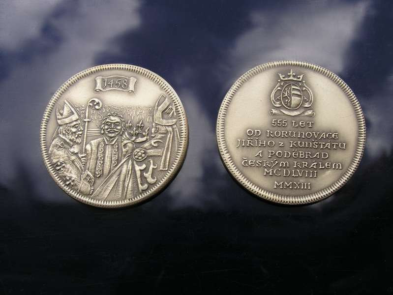 042-17 Korunovace Jiřího z Poděbrad - mosaz s patinou