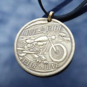 042-27 Medailon s motorkou, mosaz - patina