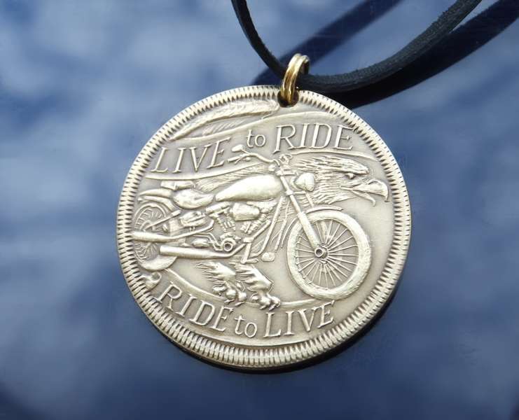 042-27 Medailon s motorkou, mosaz - patina