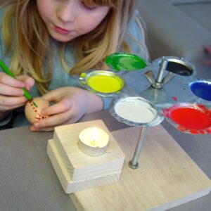 Stojanček na zdobenie kraslíc farebnými voskovkami