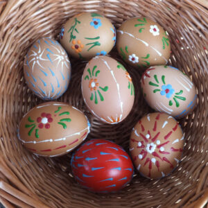 Stojanček na zdobenie kraslíc farebnými voskovkami