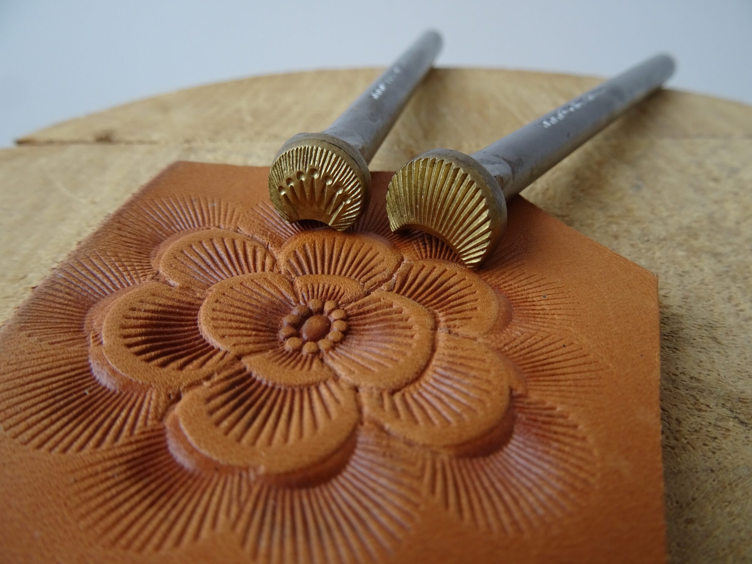 Vějíř camouflage okraj do kůže