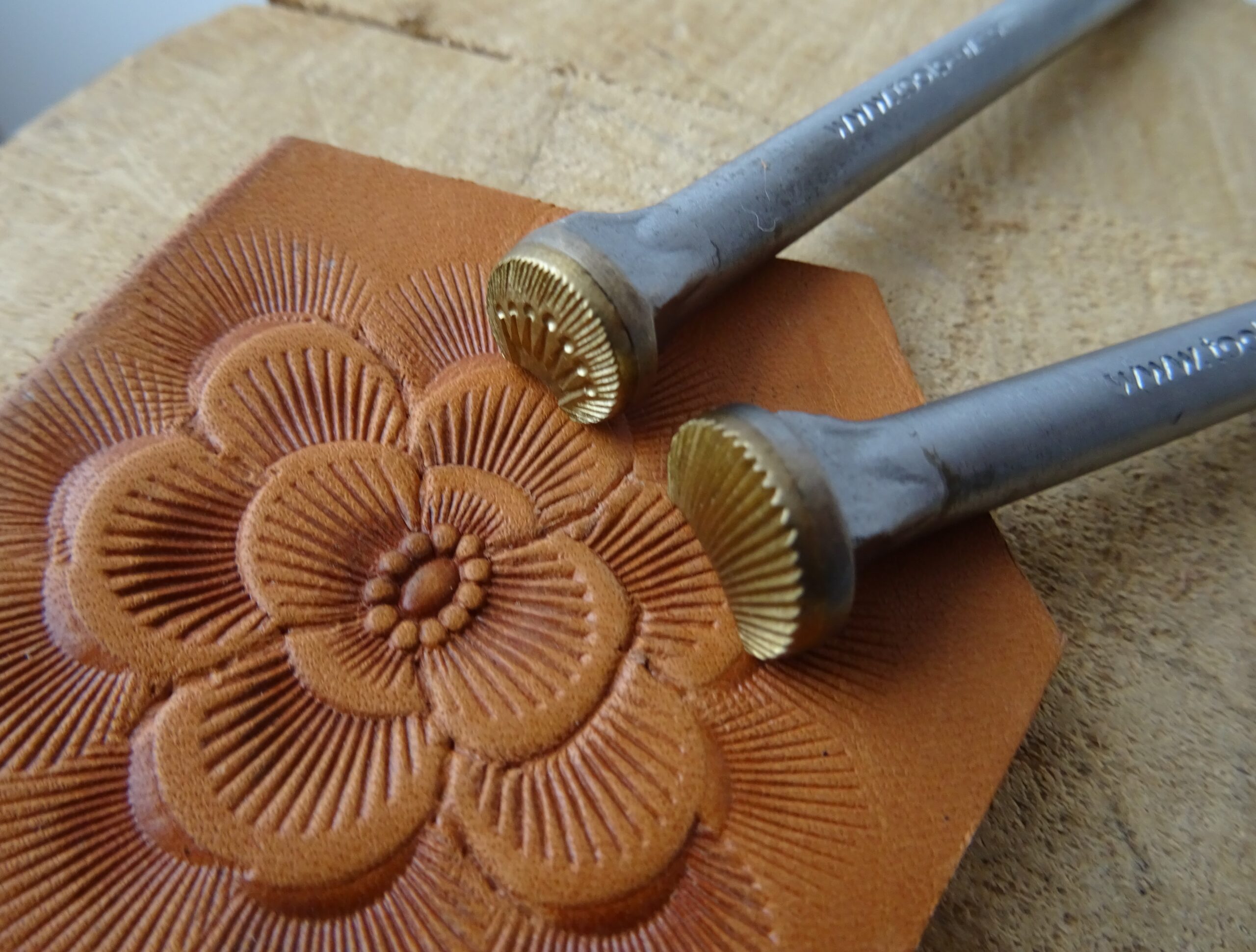 Vějíř camouflage okraj do kůže