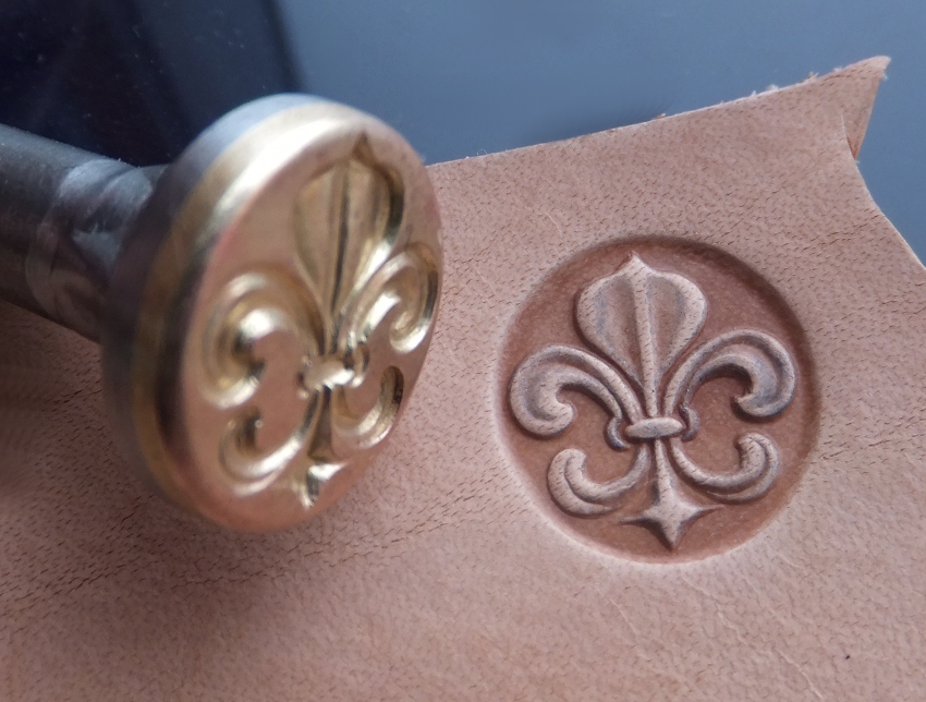 014-17 Lilie v kruhu