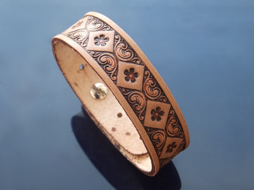 044-15 Kožený náramek - Kosočtverce s květy – Obrázok 3