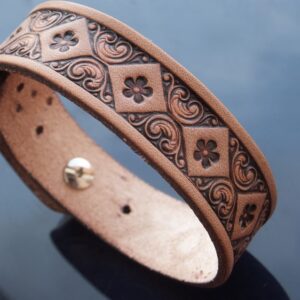 044-15 Kožený náramek - Kosočtverce s květy