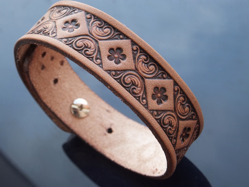 044-15 Kožený náramek - Kosočtverce s květy