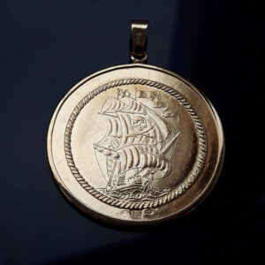 Zlatý medailon s lodí