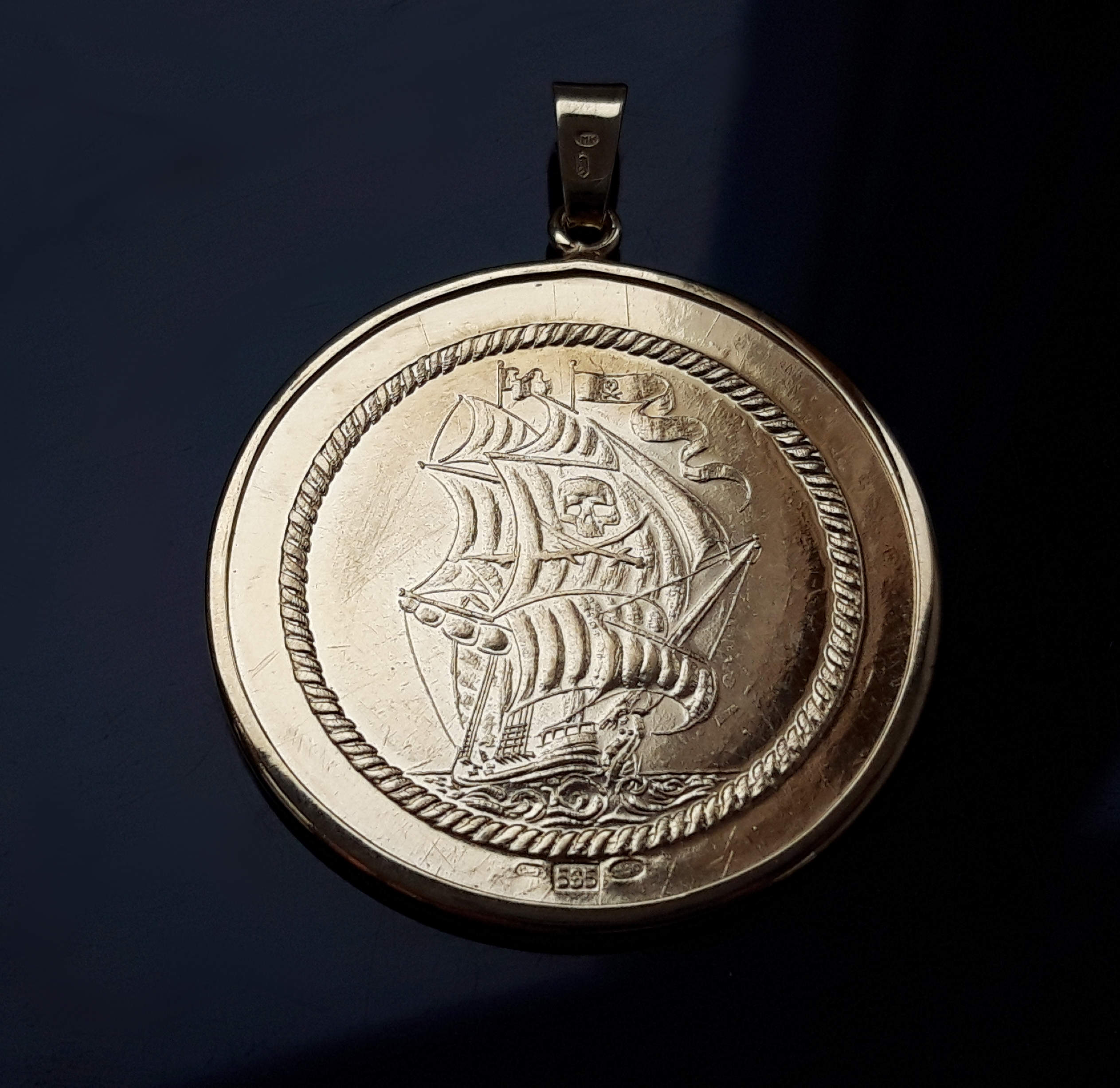 Zlatý medailon s lodí