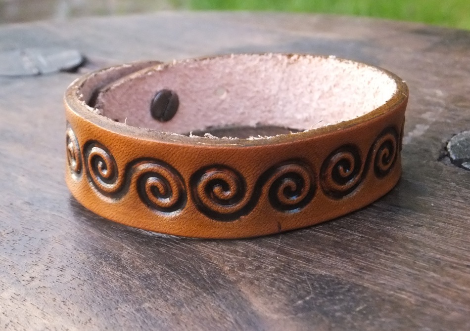 044-17 Kožený náramek – Voluty