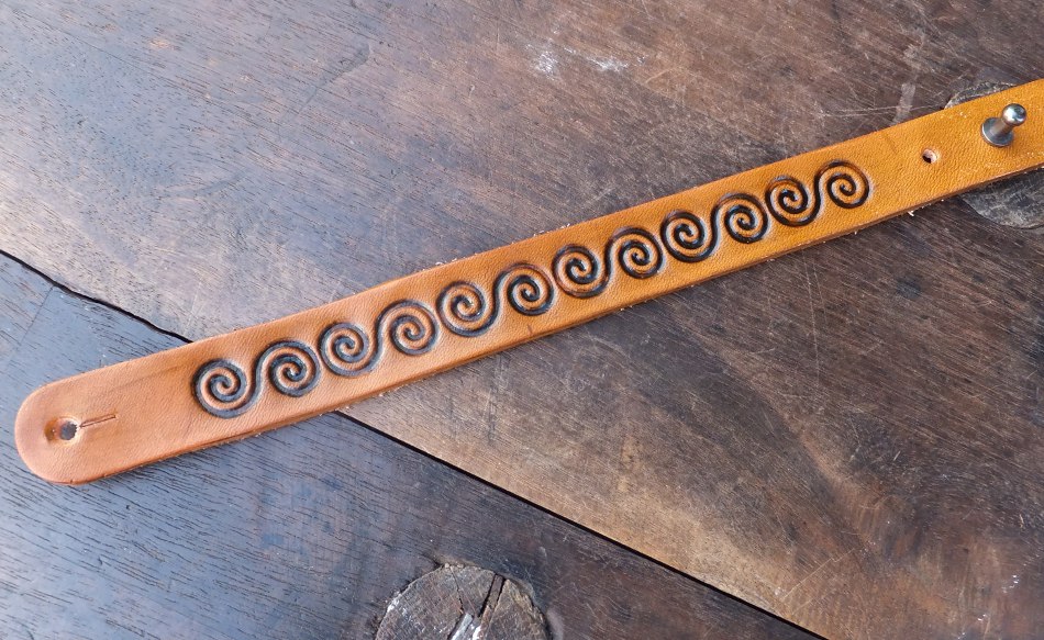044-17 Kožený náramek – Voluty – Obrázok 3