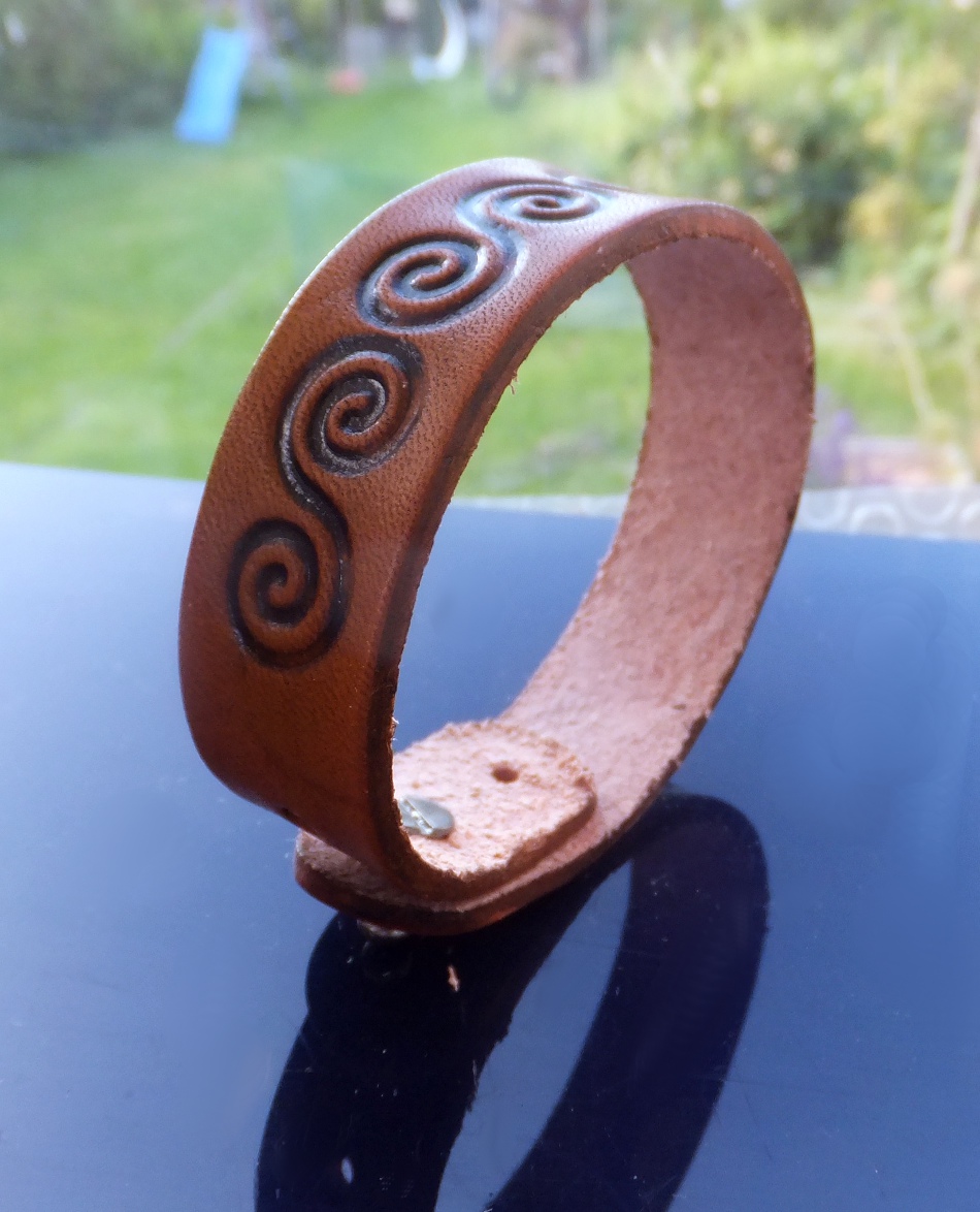 044-17 Kožený náramek – Voluty – Obrázok 2