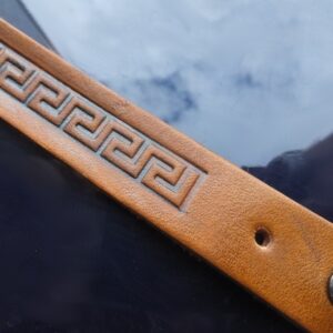 044-16 Kožený náramek – Řecký meandr