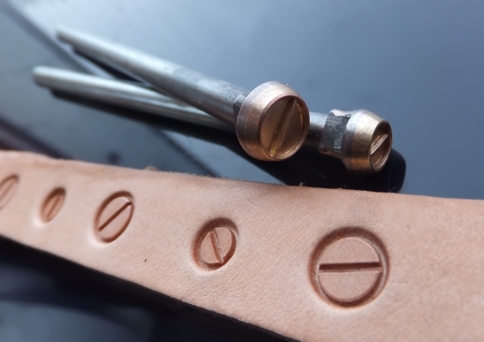 016-15 Šrouby 2 raznice do kůže