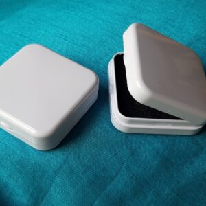 Kovová krabička dárkové balení s bílým lakem s černým molitanem uvnitř