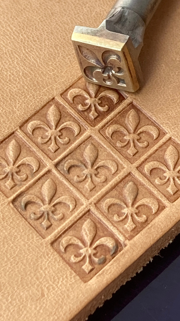 014-18 Lilie v kosočtverci - Fleur de Lis -Lili LEATHER STAMP