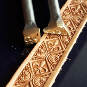 Lichoběžník a lilie razidla do kůže