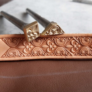 Lichoběžník a lilie razidla do kůže