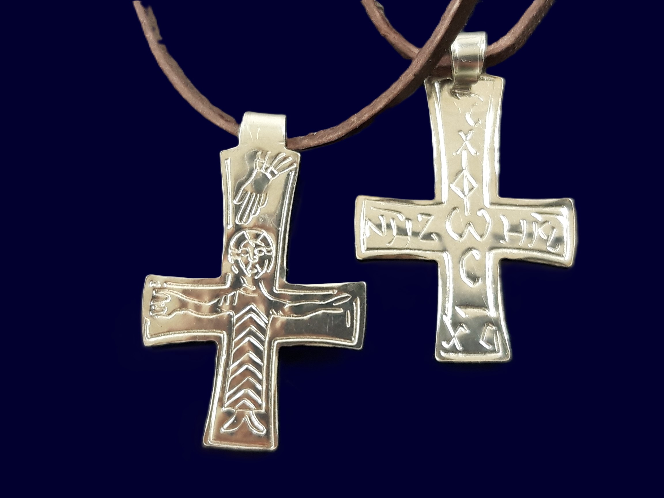 Nerezový křížek hnědý řemínek