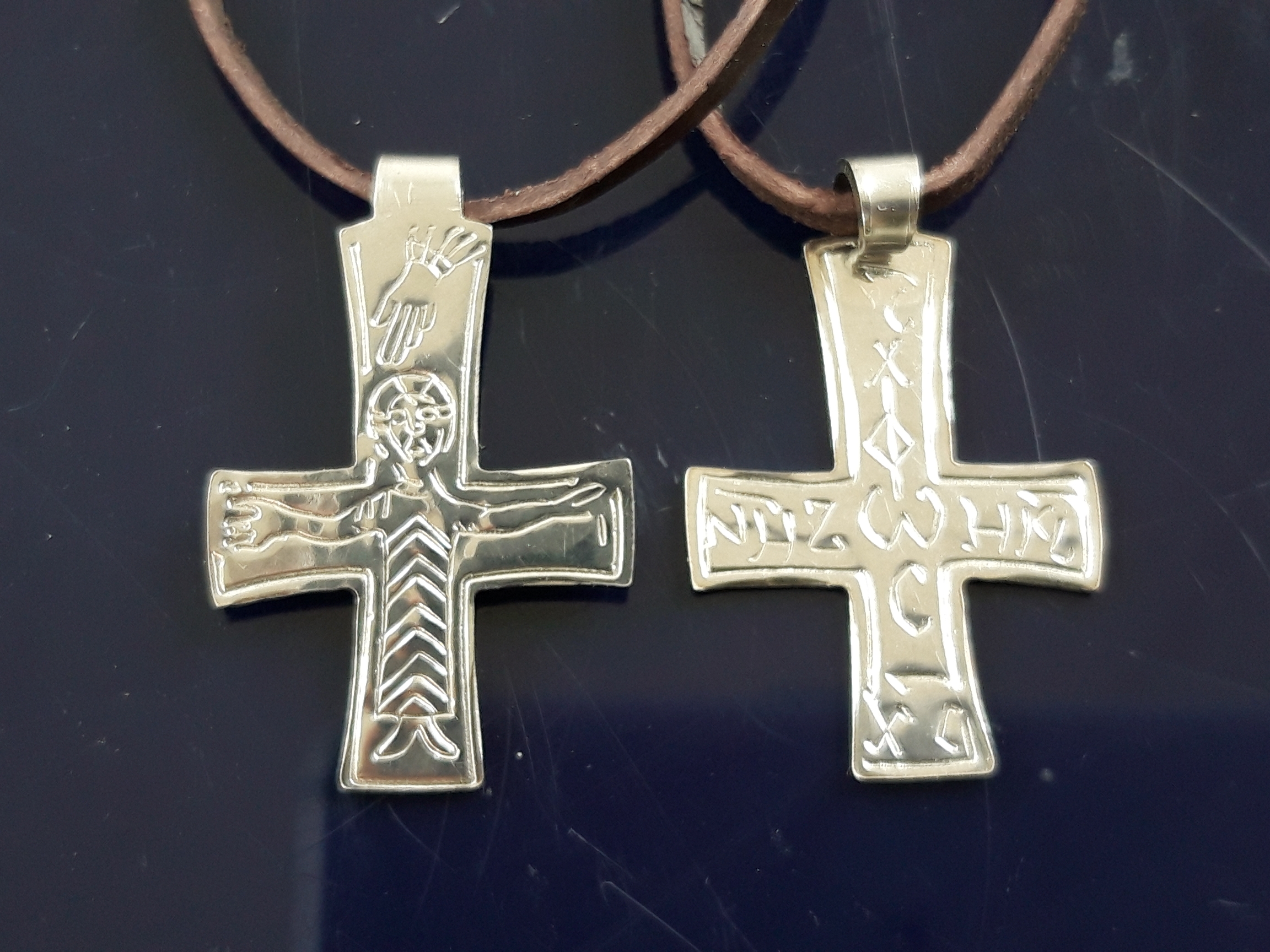 Nerezový křížek hnědý řemínek