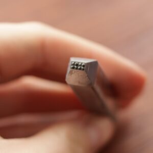 Dva kvietky punc do kovu